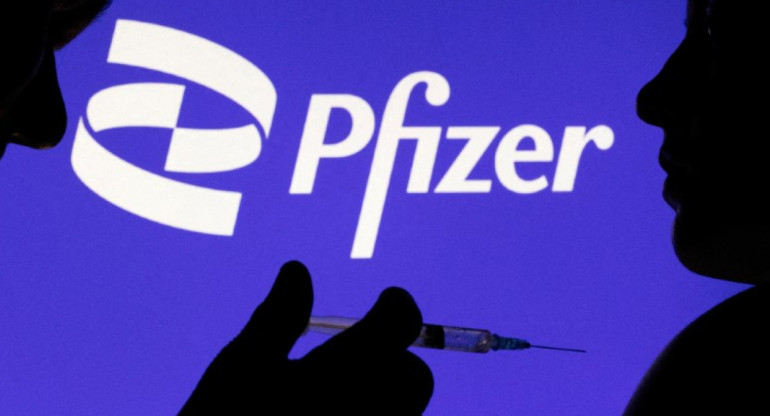 La vacuna actualizada contra la variante del COVID-19 es elaborada por Pfizer y BioNtech. Foto: Reuters.