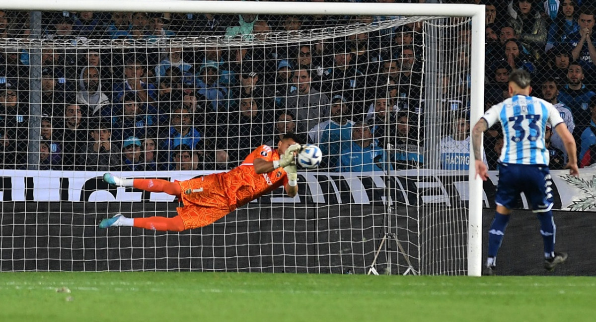 El penal atajado de Sergio Romero a Gonzalo Piovi. Foto: Télam.