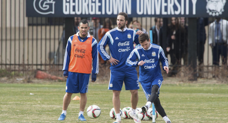 Carlos Tevez, Gonzalo Higuaín y Lionel Messi. Foto: NA.