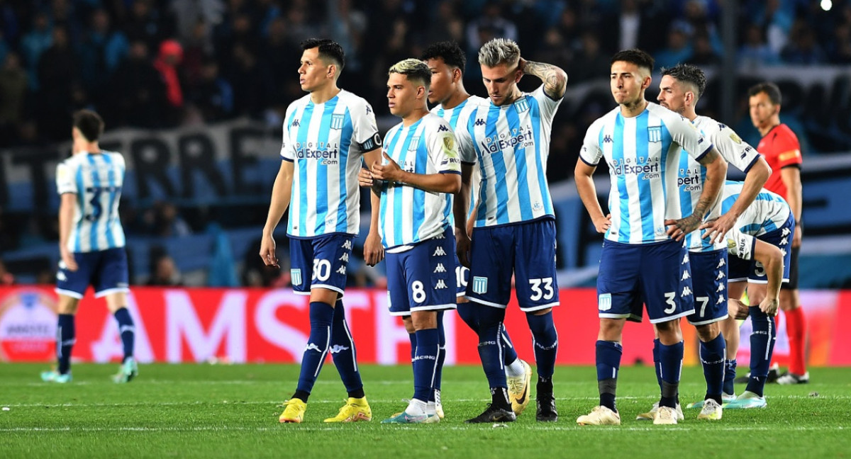 La tristeza de los jugadores de Racing tras la eliminación de Copa Libertadores. Foto: Télam.