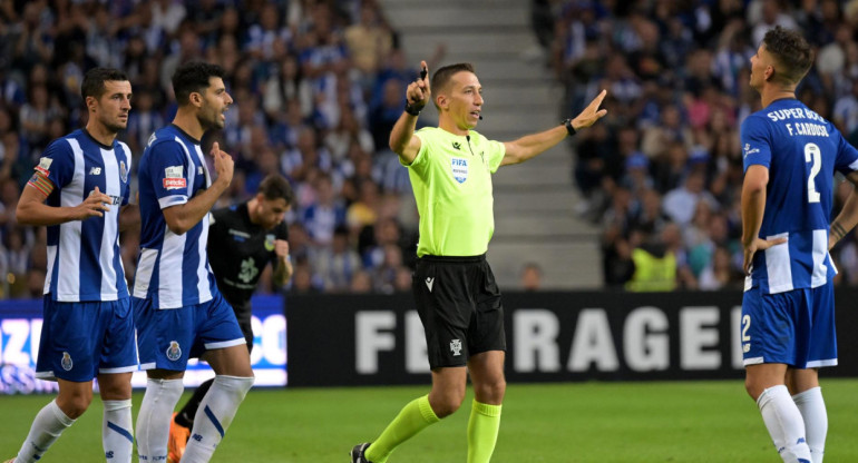 El árbitro Miguel Nogueira va al VAR en Porto-Arouca. Foto: EFE