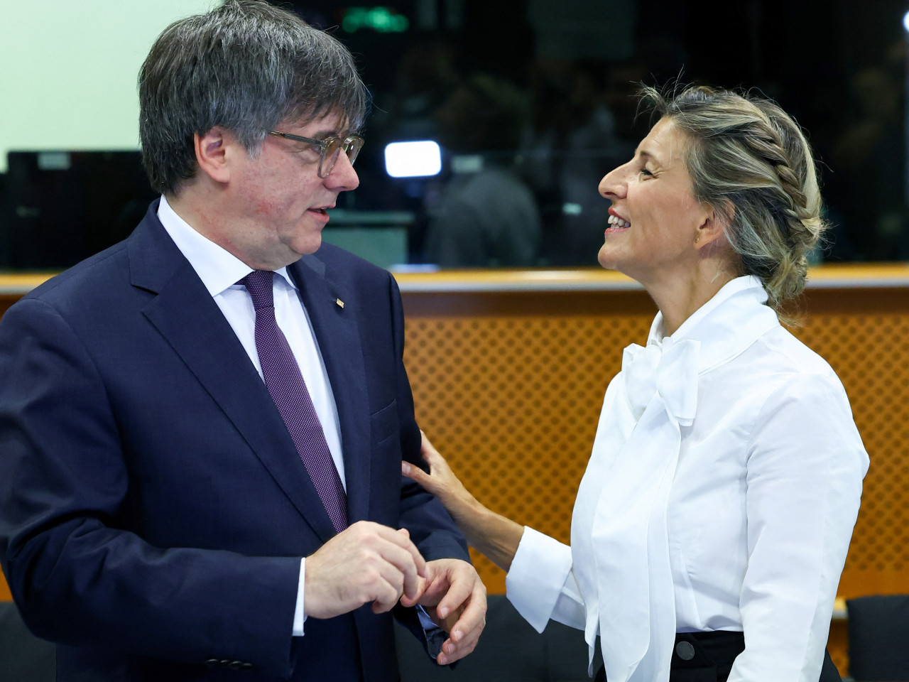 Carles Puigdemont junto a Yolanda Díaz del PSOE. Foto: Reuters.