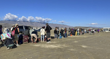 Miles de personas logran marcharse del festival Burning Man. Foto: EFE.