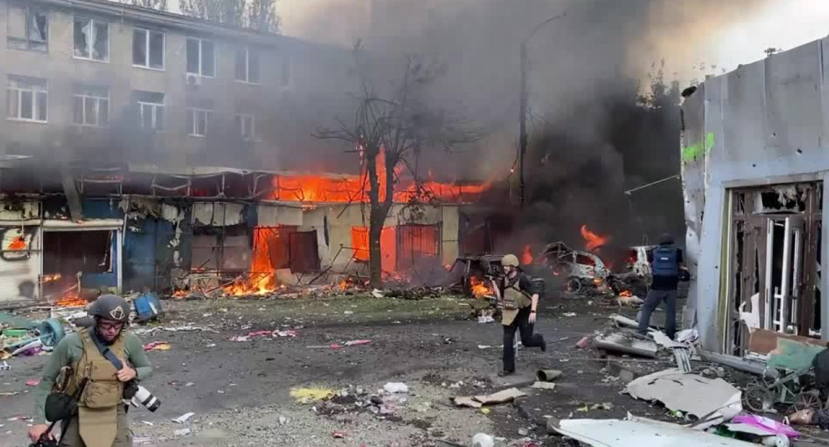 Ataque a mercado central en Donetsk. Video: Reuters.