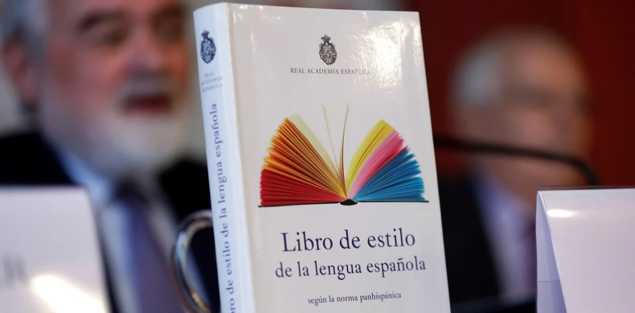 Libro de lenguaje de la Real Academia Española. Foto: EFE.
