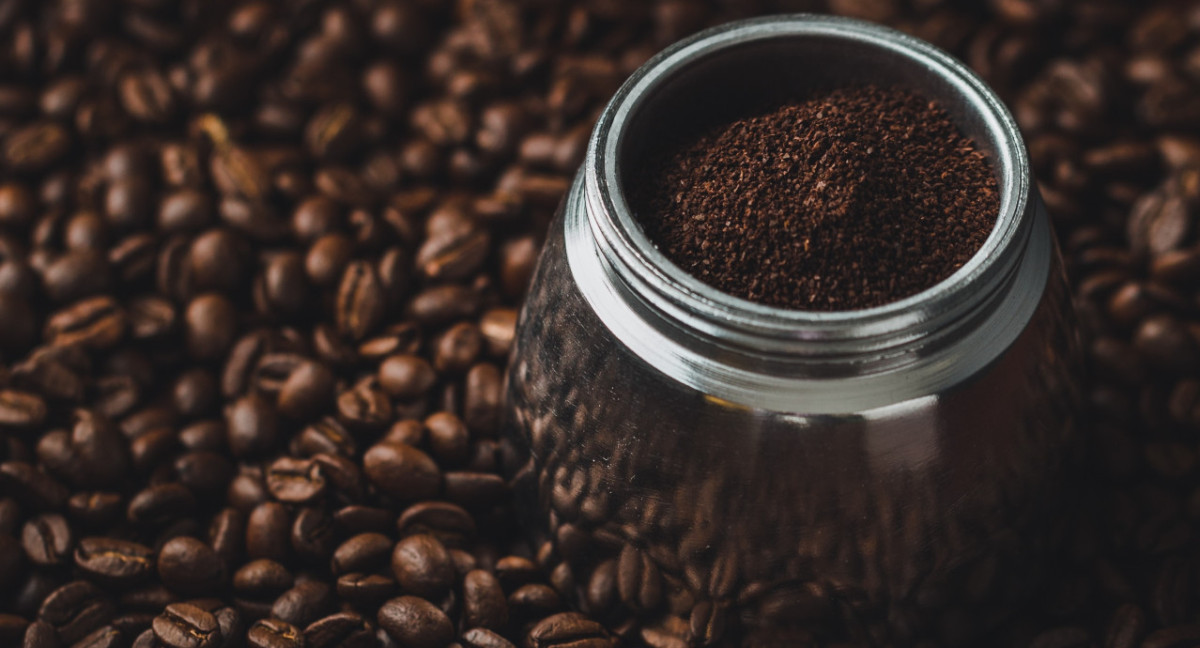 Los restos de café molido pueden ayudar a preservar el medio ambiente. Foto: Unsplash.