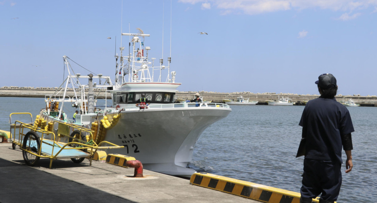 Pescador que aguarda la llegada a puerto de un barco en Soma, a 50 km al norte de la accidentada central nuclear de Fukushima. Foto: EFE.