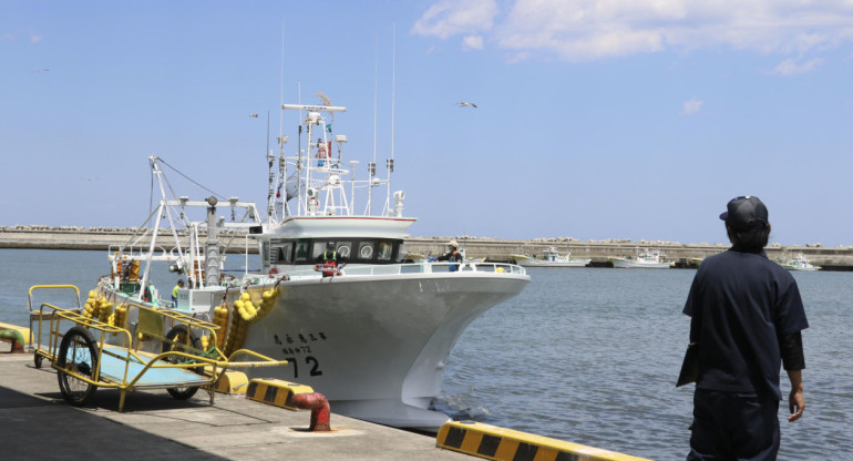 Pescador que aguarda la llegada a puerto de un barco en Soma, a 50 km al norte de la accidentada central nuclear de Fukushima. Foto: EFE.