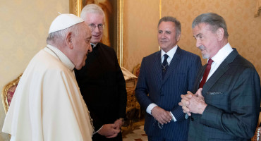 Papa Francisco junto a Sylvester Stallone en el Vaticano. Foto: REUTERS.