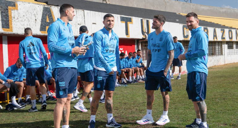 Lionel Messi entrenó diferencia y es duda ante Bolivia. Foto: NA.