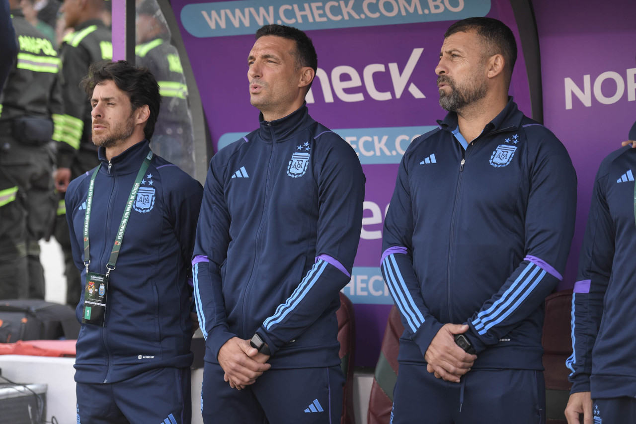 Lionel Scaloni y su cuerpo técnico en Bolivia. Foto: Telam.