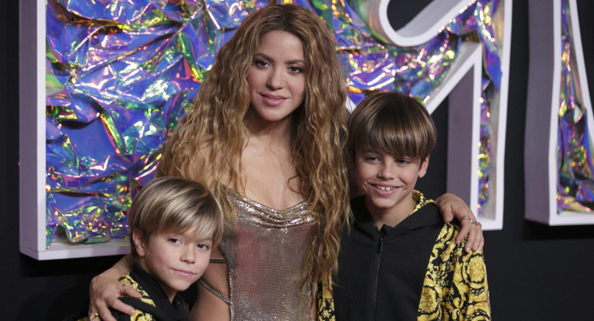 Shakira junto a sus hijos Sasha y Milan en los MTV VMA. Foto: EFE.