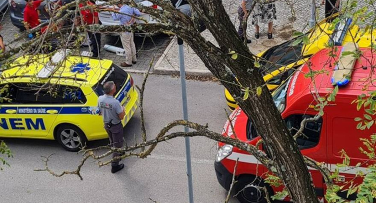 Un hombre olvidó a su beba en un auto y murió luego de 7 horas.