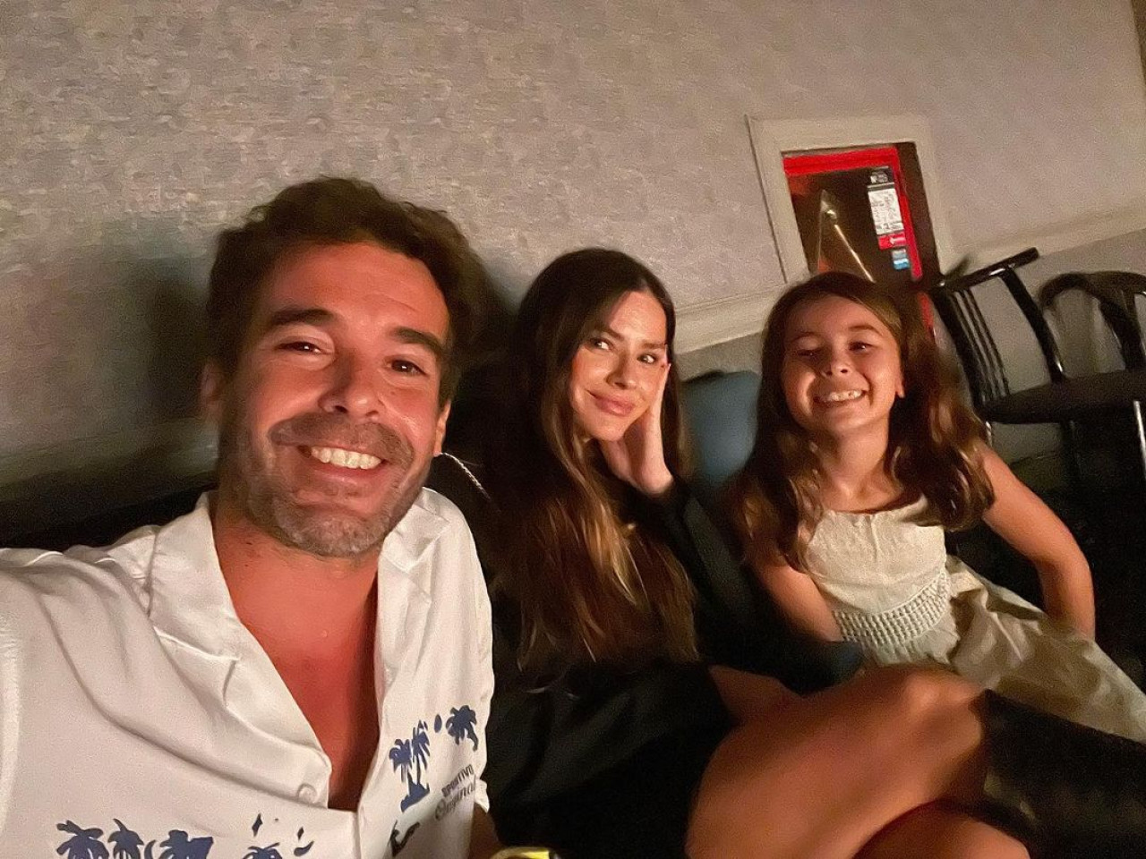 Nicolás Cabré junto a la China Suárez y Rufina. Foto: Instagram.