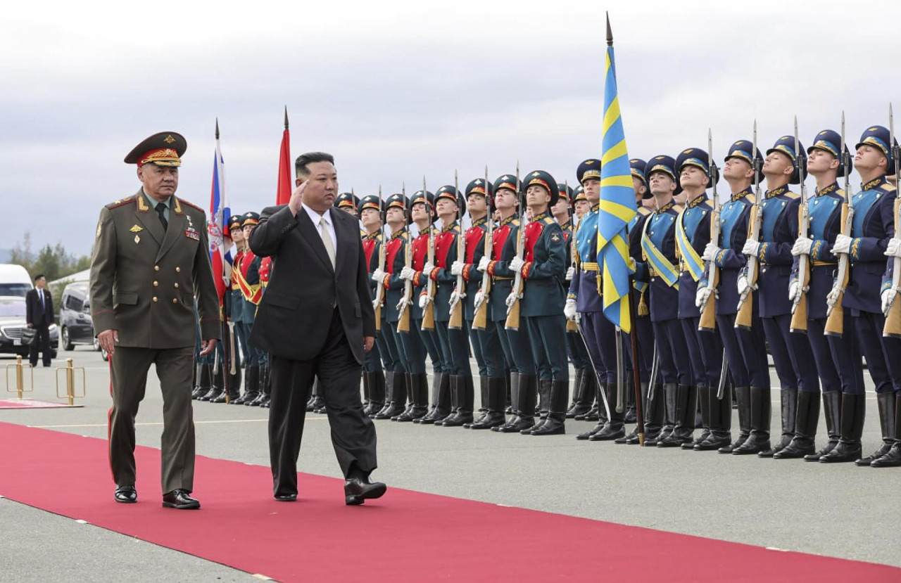 Kim Jong Un junto a Serguéi Shoigú, ministro de Defensa de Rusia. Foto: EFE.