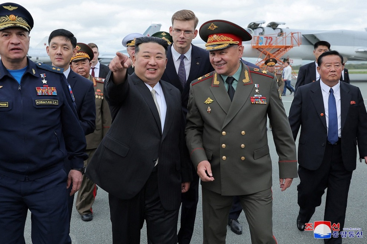 Kim Jong-Un con el ministro de Defensa de Rusia, Serguei Shoigú. Foto: Reuters.