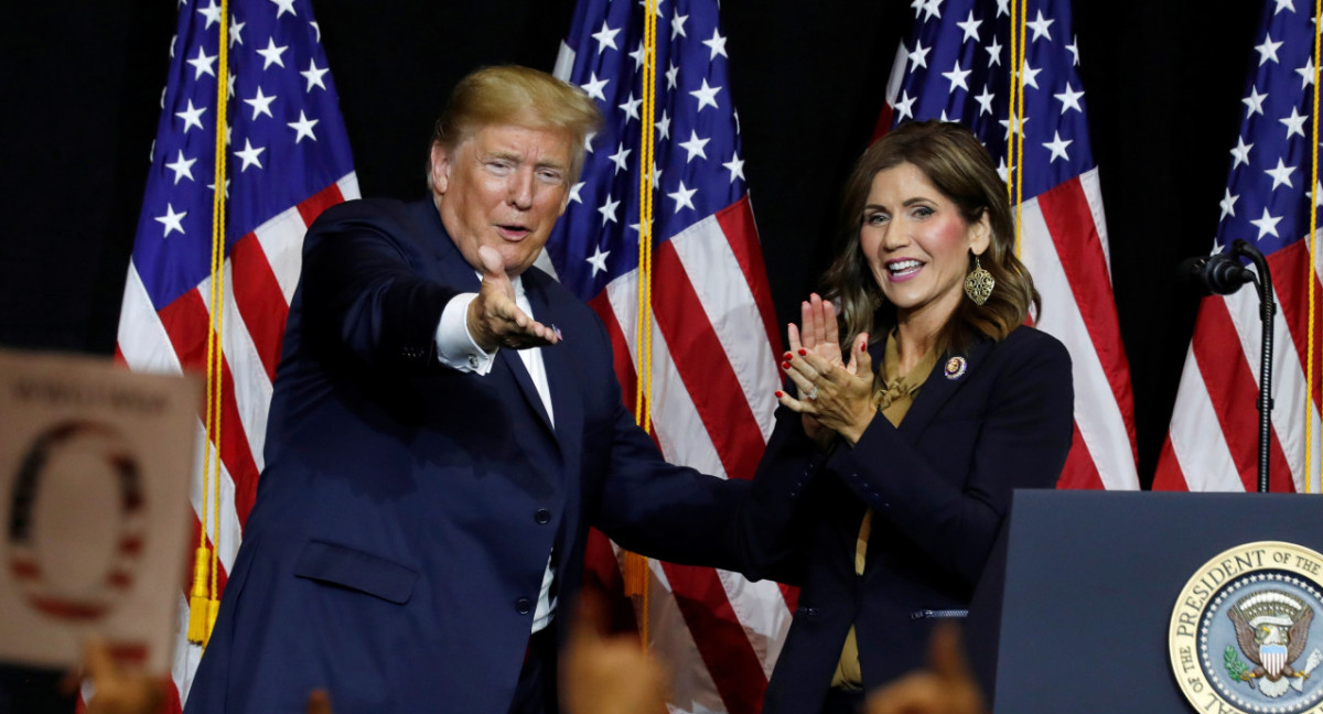 Donald Trump y Kristi Noem. Foto: Reuters.