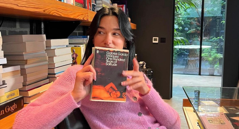 Dua Lipa con el libro de  Gabriel García Márquez. Foto: @dualipa