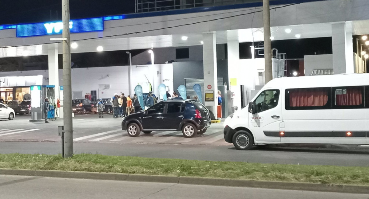 Estación de servicio baleada en Rosario. Foto: Twitter HernanFunes.