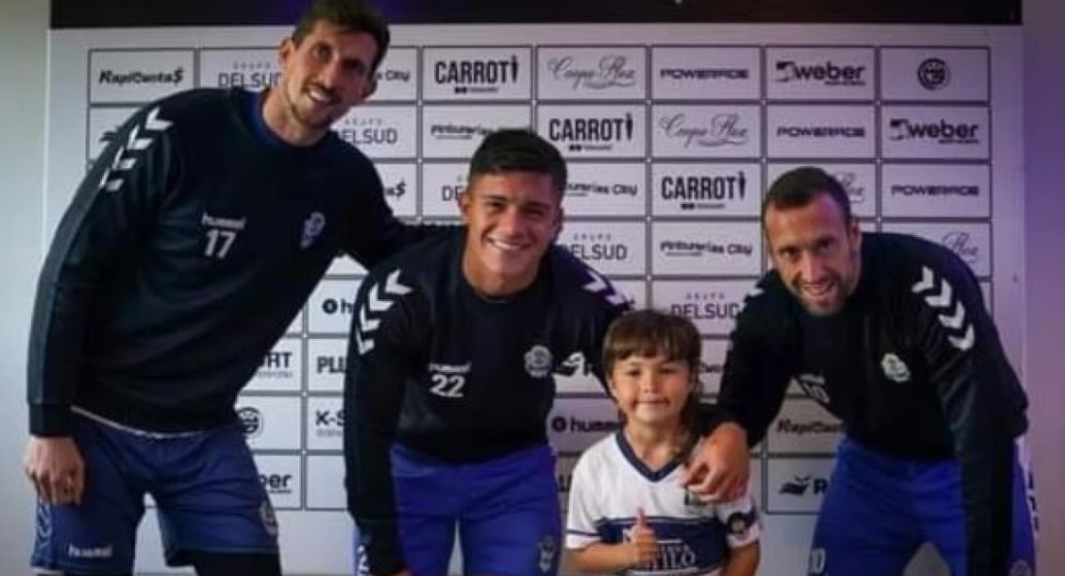 Francisco Bustos junto a Rodrigo Rey y Brahian Aleman. Foto: Gimnasia de La Plata.