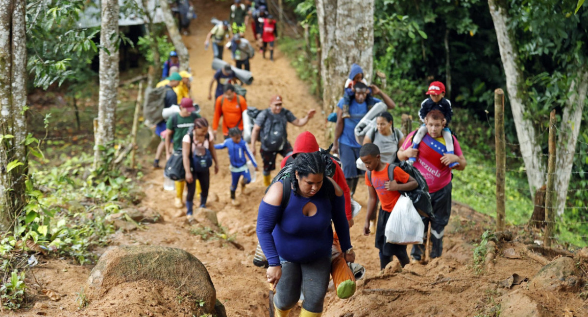 Migrantes cruzando la frontera en el Darién. Foto: EFE