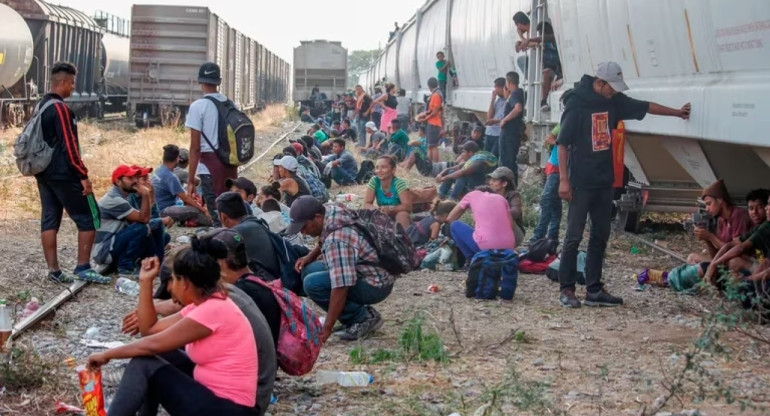 Migrantes esperando subir a los trenes de carga para llegar a la frontera con Estados Unidos. Foto: EFE