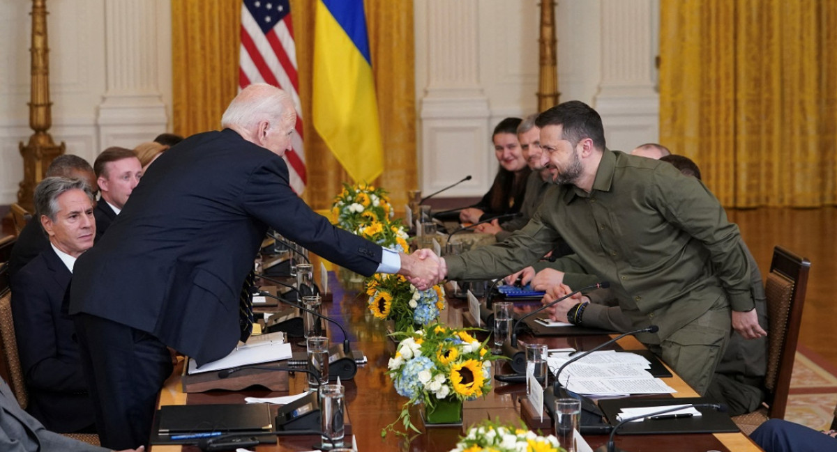 Biden le aseguró a Zelenski que su Gobierno le suministrará misiles ATACMS. Foto: Reuters.