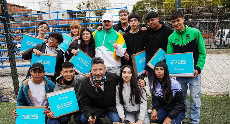 Entrega de notebooks en Merlo. Foto: Twitter @gustavomenendez