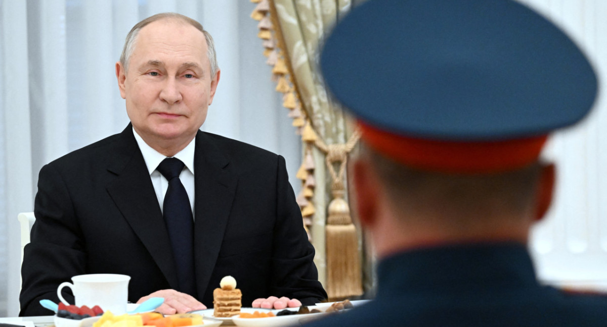 Vladimir Putin con altos mandos militares de Rusia. Foto: REUTERS.