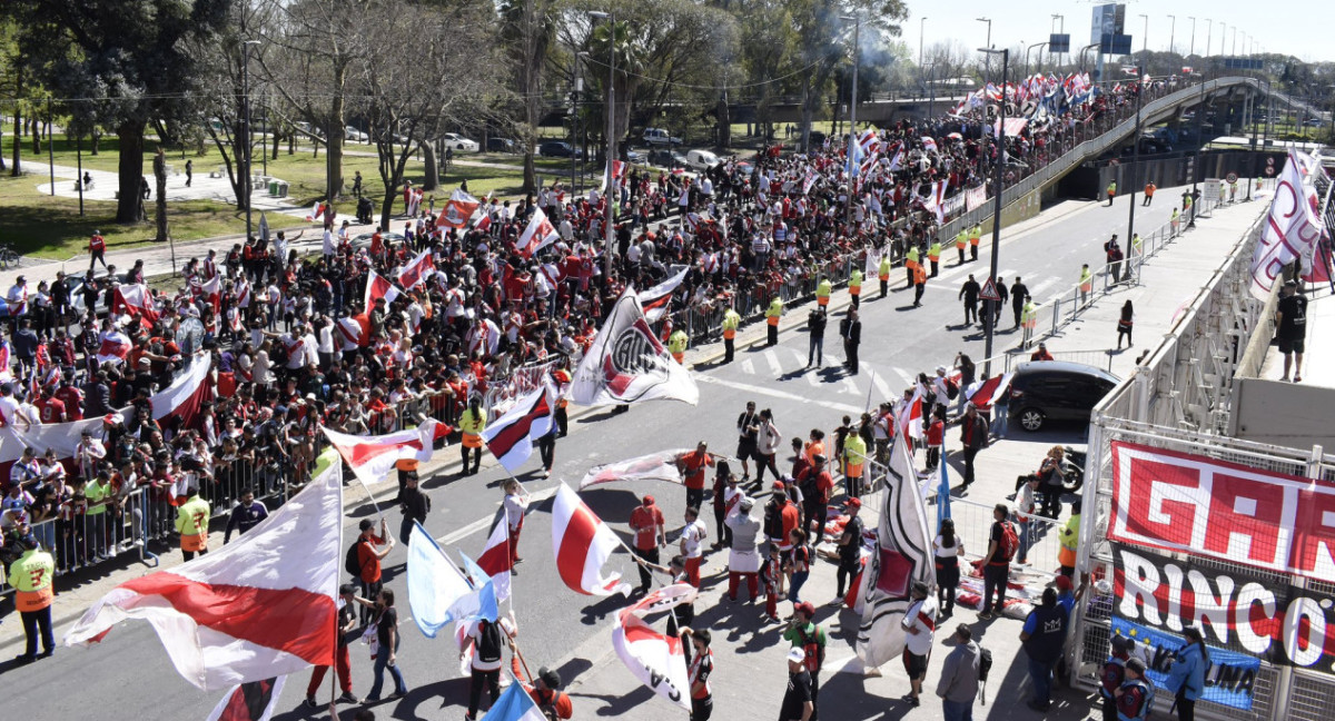 El banderazo de los hinchas de River en la previa del Superclásico. Foto: X @RiverPlate.