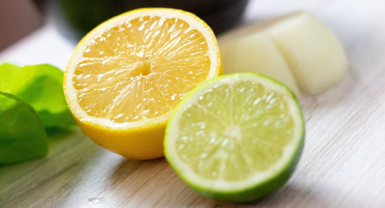 El limón, uno de los grandes aliados de la cebolla para prevenir la tos. Foto: Unsplash.