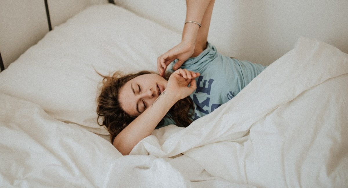 Los cambios hormonales durante el ciclo menstrual pueden afectar el sueño. Foto: Unsplash.