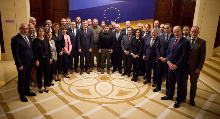 Ministros de Exteriores de la UE con Zelenski. Foto: Reuters.