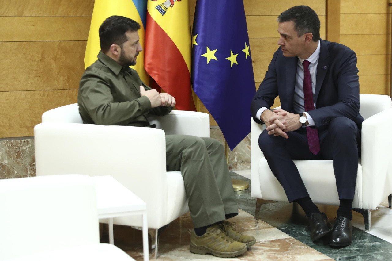 Volodimir Zelenski y Pedro Sánchez en la  cumbre de la Comunidad Política Europea. Foto: EFE.