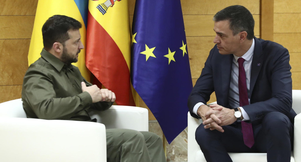 Volodimir Zelenski y Pedro Sánchez en la  cumbre de la Comunidad Política Europea. Foto: EFE.