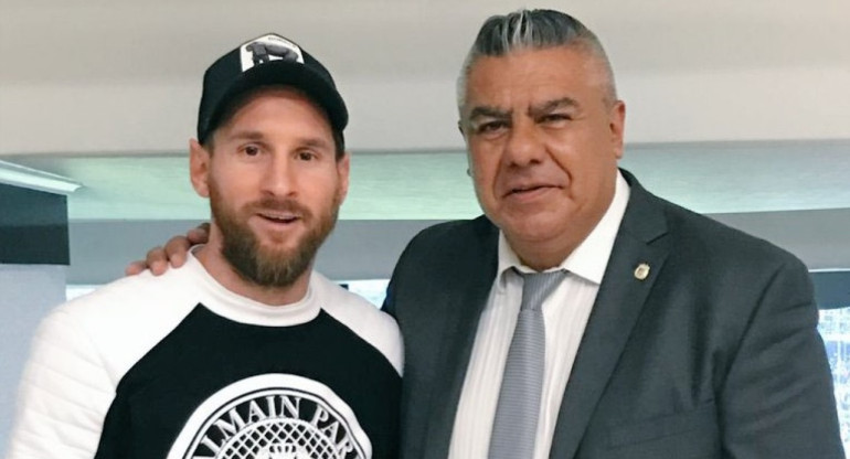 Lionel Messi y Claudio Tapia. Foto: NA.