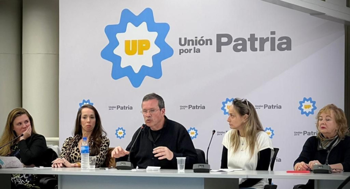 Malena Galmarini y Tristán Bauer en encuentro con personalidades de la cultura. Foto: Prensa.