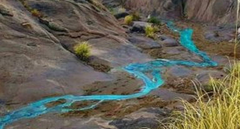 El impactante río se encuentra en medio de un oasis. Foto: Twitter/ @turisargentina.