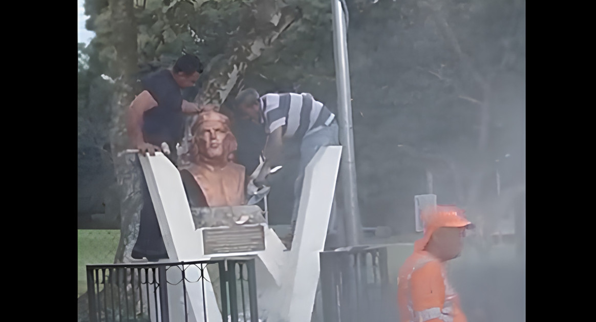 El Salvador: alcalde del partido de Bukele ordenó la destrucción de un monumento al Che Guevara. Foto: Captura de video.