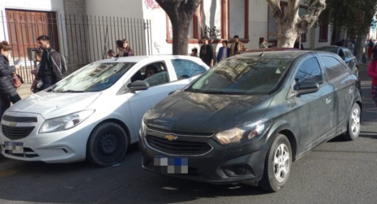 Auto estacionado en doble fila en Mar del Plata. Foto: NA.