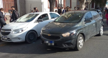 Auto estacionado en doble fila en Mar del Plata. Foto: NA.