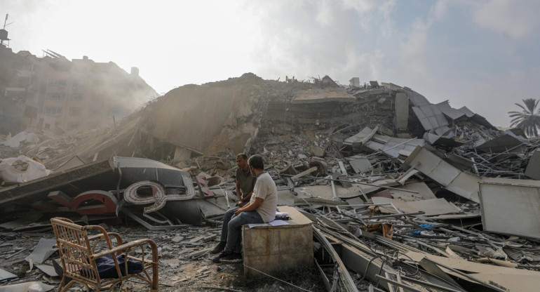 El sitio de la destruida Torre Al-Watan en la ciudad de Gaza, el 8 de octubre de 2023, tras los ataques aéreos israelíes. EFE