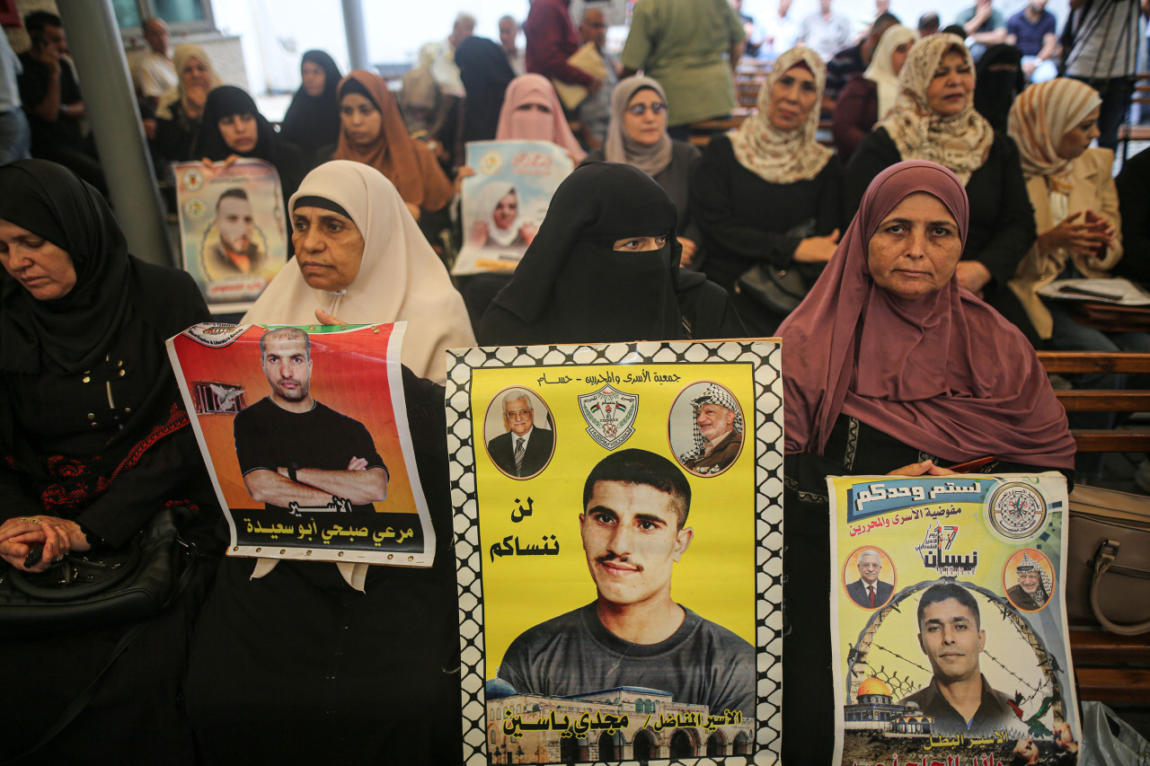 Palestinos piden por sus familiares detenidos. Foto: Reuters.