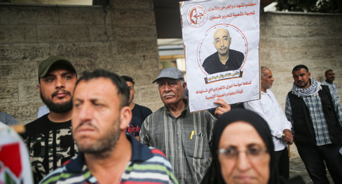 Palestinos piden por sus familiares detenidos. Foto: Reuters.