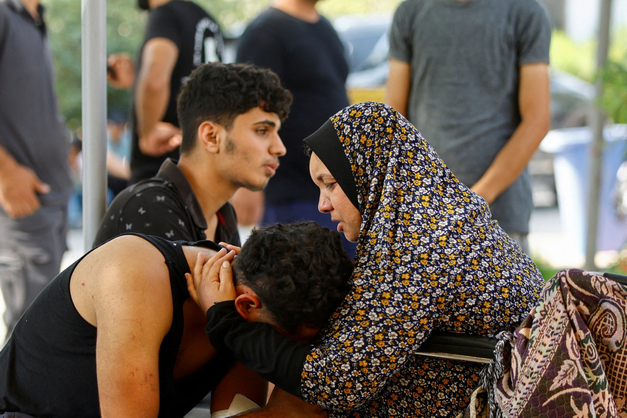 Familiares de víctimas israelíes tras ataque en Gaza. Foto: Reuters.