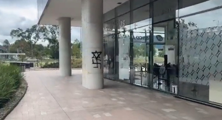 Pintadas nazis en embajada de Israel en Colombia. Foto: captura de video.