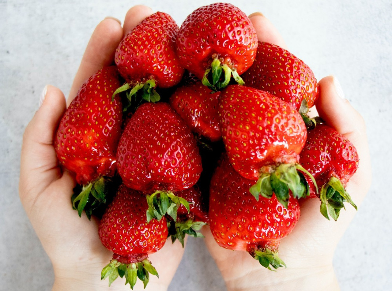 El consumo de frutillas ayuda a mantener la piel hidratada. Foto: Unsplash.