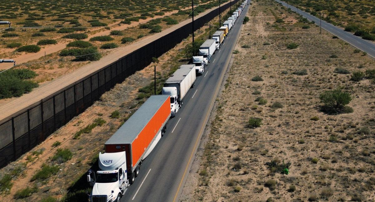 Fotografía aérea de transportistas que hacen fila para ser inspeccionados. Foto: EFE