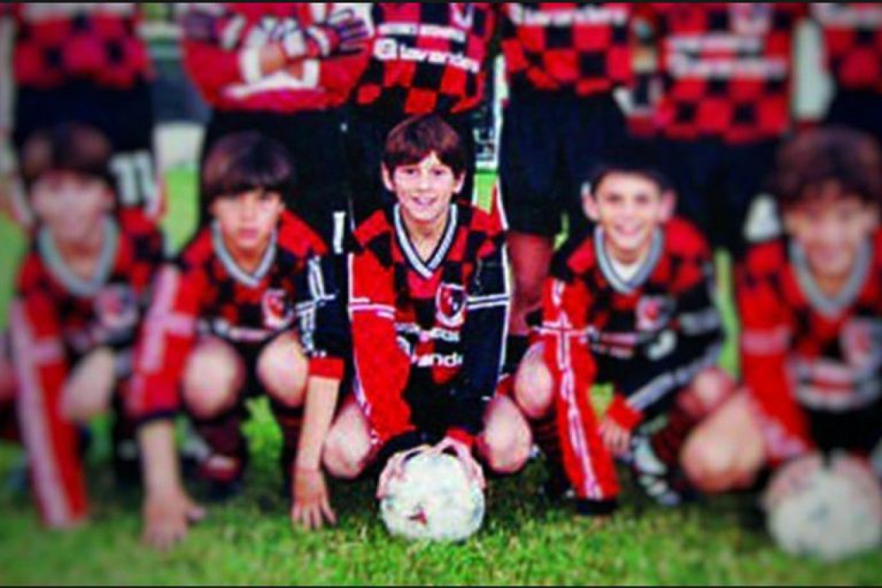 Lionel Messi en su infancia con la camiseta de Newell´s.