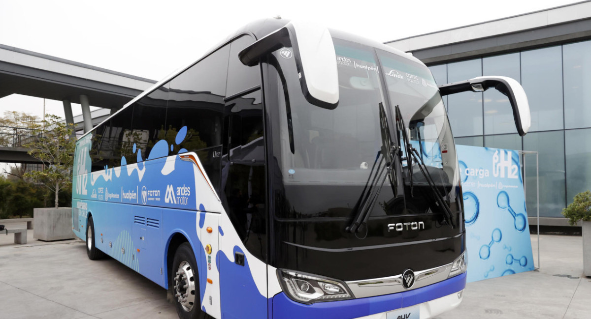 El primer bus impulsado por hidrógeno verde. Foto: EFE